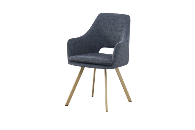Silla tapizada gris con reposabrazos y patas de madera clara
