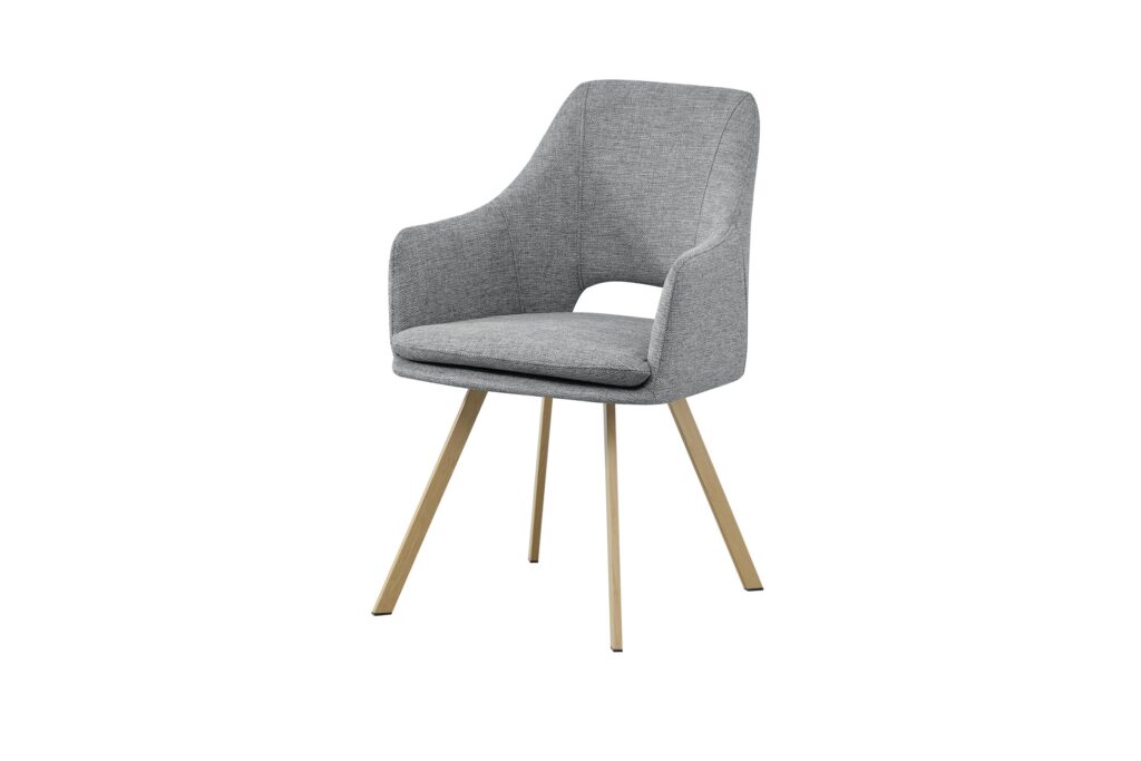 Silla gris con respaldo y reposabrazos tapizados, patas de madera clara en ángulo