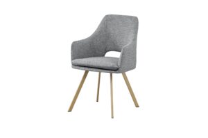 Silla gris con respaldo y reposabrazos tapizados, patas de madera clara en ángulo