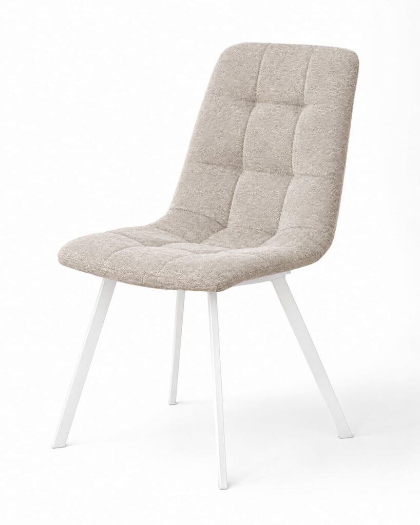 Silla tapizada beige con patas blancas de metal y respaldo acolchado