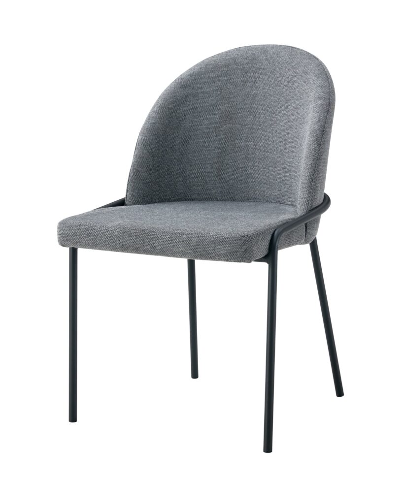 Silla de diseño moderno con asiento y respaldo tapizados en tela gris y patas metálicas negras
