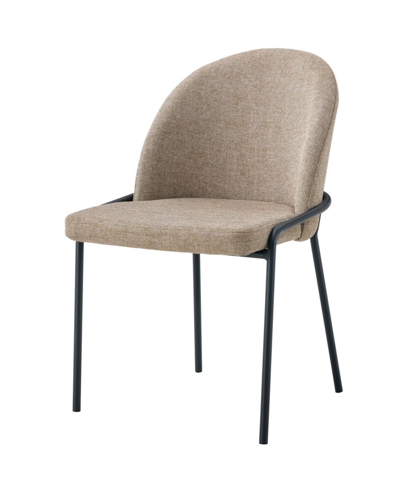 Silla con asiento y respaldo tapizados en tela beige y patas metálicas negras