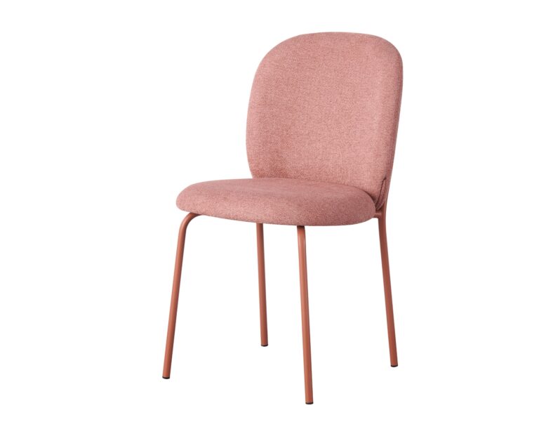 Silla con asiento y respaldo tapizados en tela rosa y patas metálicas delgadas en color terracota