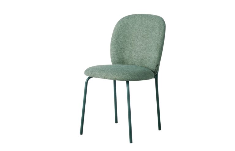 Silla tapizada verde con patas metálicas delgadas y respaldo curvado