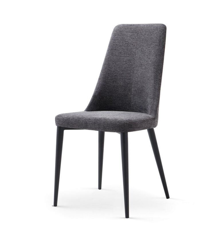Silla moderna con asiento y respaldo tapizados en tela gris y patas negras delgadas