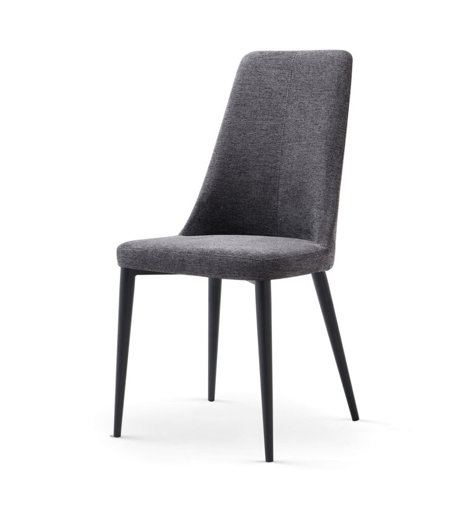 Silla moderna con asiento y respaldo tapizados en tela gris y patas negras delgadas