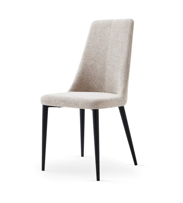Silla con asiento y respaldo tapizados en tela beige y patas delgadas negras