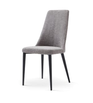 Silla tapizada gris con respaldo alto y patas negras delgadas