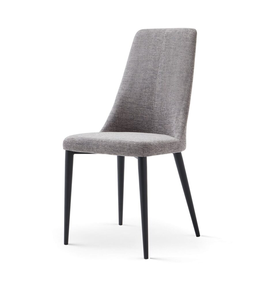 Silla tapizada gris con respaldo alto y patas negras delgadas