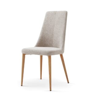 Silla con asiento y respaldo tapizados en tela beige y patas de madera clara