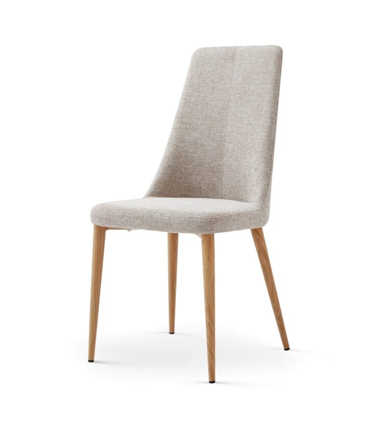 Silla con asiento y respaldo tapizados en tela beige y patas de madera clara
