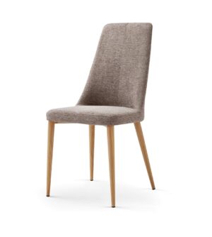 Silla tapizada en tela gris con patas de madera clara